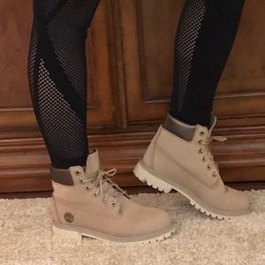 BARELY WORN SAND TIMBERLANDS 6.5